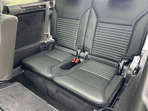 New 2025 Land Rover Discovery Dynamic SE image 14
