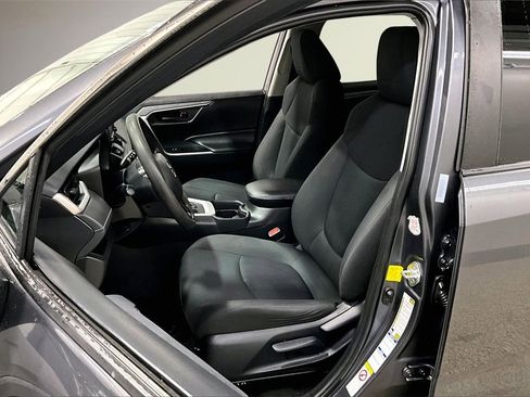 Used 2019 Toyota RAV4 LE image 21