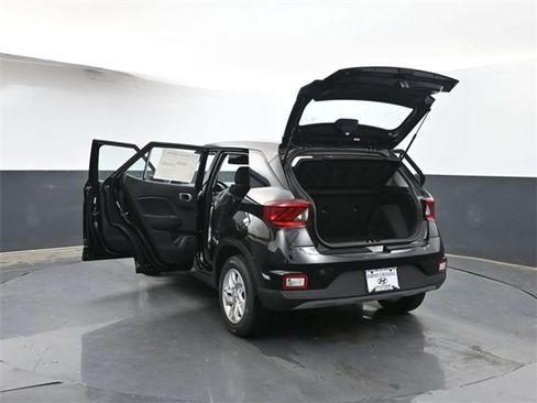 Used 2025 Hyundai Venue SE image 40