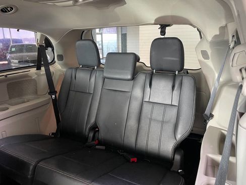 Used 2016 Chrysler Town & Country Touring image 21