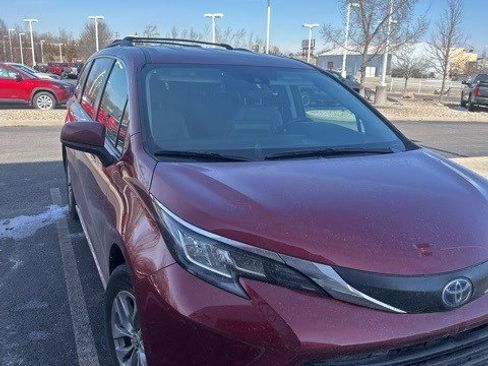 Used 2022 Toyota Sienna LE image 1
