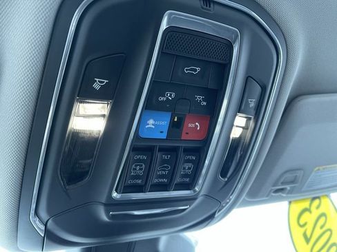 Used 2023 Jeep Grand Cherokee Limited w/ Luxury Tech Group II image 36