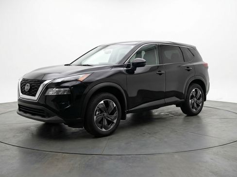 Used 2025 Nissan Rogue SV image 3