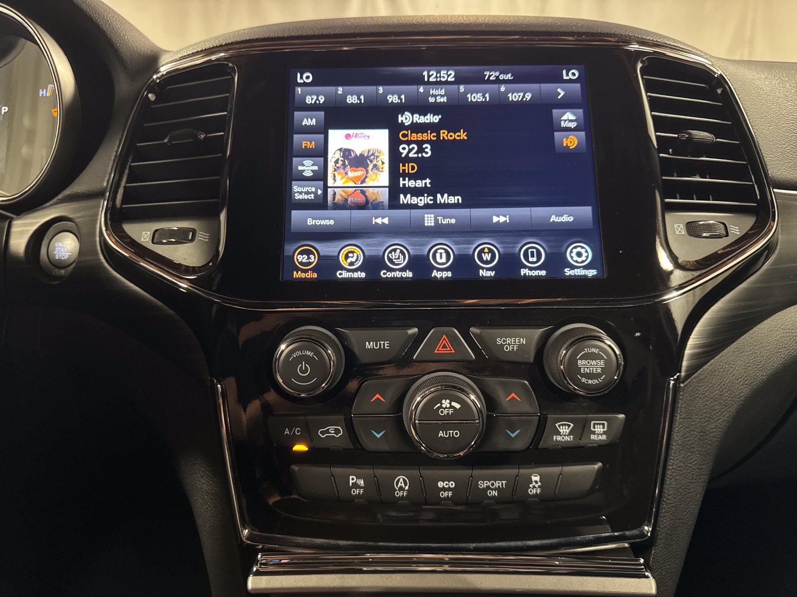 Used 2021 Jeep Grand Cherokee Laredo X AWD/4WD image 22