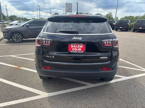Used 2023 Jeep Compass Latitude w/ Convenience Group AWD/4WD image 8