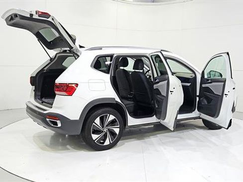 Used 2024 Volkswagen Taos SE AWD/4WD image 32