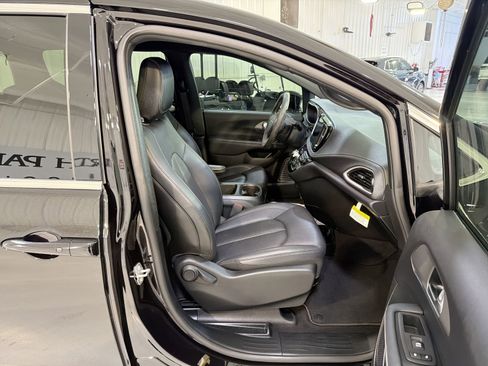 Used 2025 Chrysler Pacifica Select FWD image 28