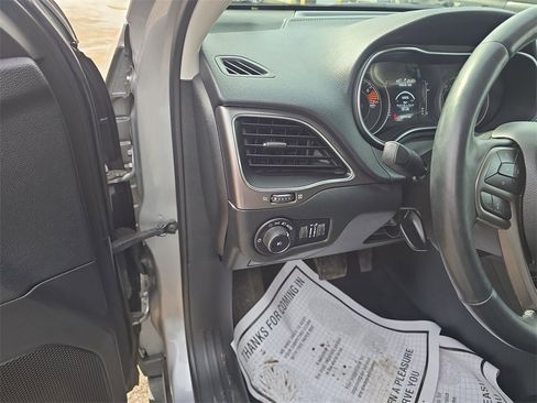 Used 2019 Jeep Cherokee Latitude Plus w/ Cold Weather Group image 13