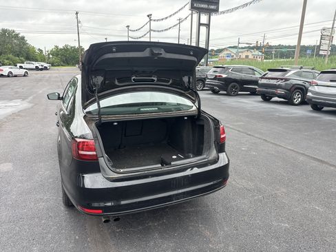 Used 2018 Volkswagen Jetta SE FWD image 5