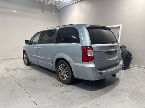 Used 2013 Chrysler Town & Country Touring-L w/ Trailer Tow Group FWD image 8