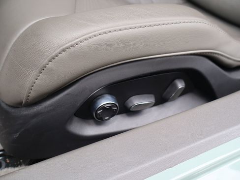 Used 2024 Chevrolet Corvette Stingray Premium Conv w/ Z51 Performance Package RWD image 17