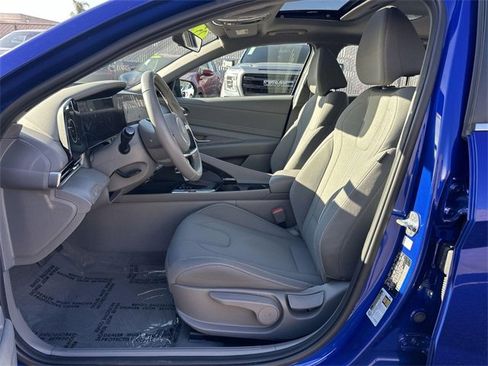 Used 2025 Hyundai Elantra SEL image 19