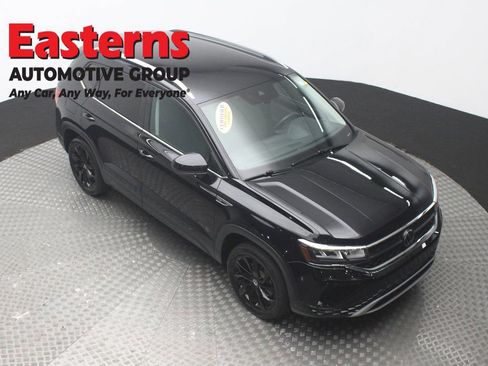 Used 2024 Volkswagen Taos SE image 3