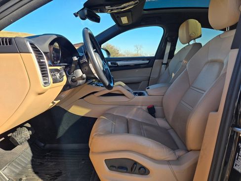 Certified 2023 Porsche Cayenne Platinum Edition image 5