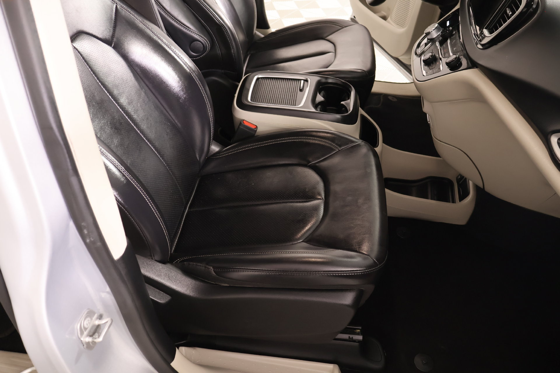 Used 2023 Chrysler Pacifica Touring-L FWD image 14