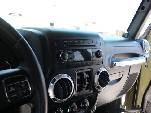 Used 2013 Jeep Wrangler Unlimited Rubicon AWD/4WD image 17