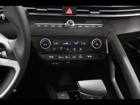 Certified 2025 Hyundai Elantra Limited FWD image 14