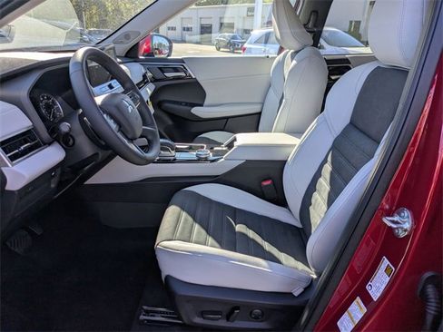 New 2025 Mitsubishi Outlander SE image 14