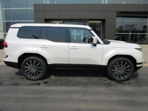 Used 2026 Lexus GX 550 w/ Accessory Package (2T) AWD/4WD image 11