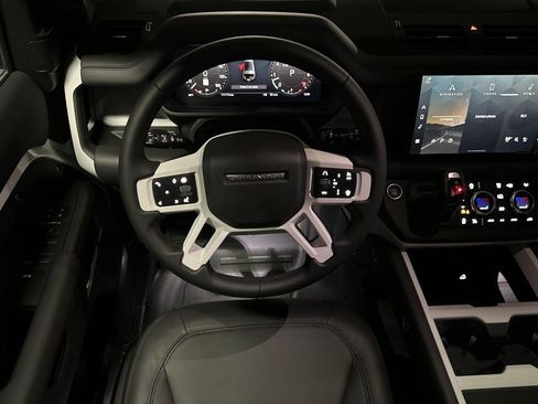 New 2025 Land Rover Defender 130 X-Dynamic SE AWD/4WD image 4