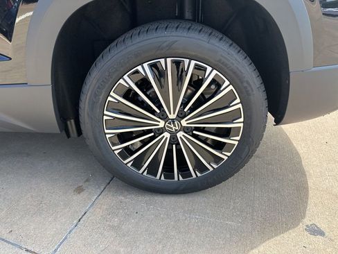 New 2026 Volkswagen Taos SE FWD image 8