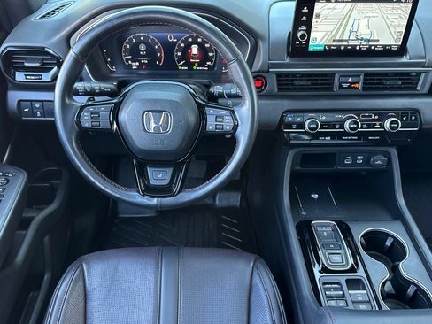 Used 2025 Honda Pilot Black Edition image 17