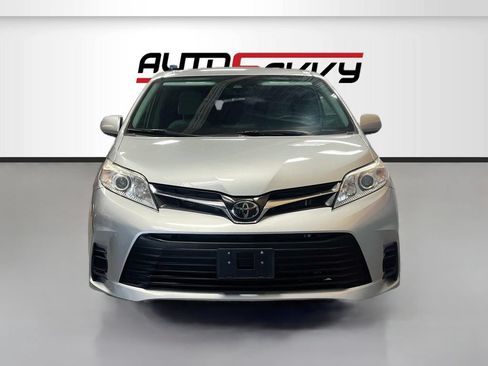Used 2019 Toyota Sienna LE FWD image 2