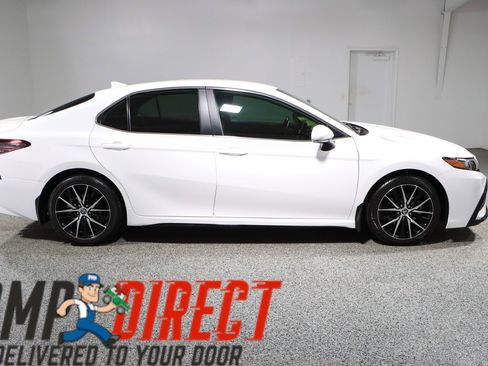 Used 2024 Toyota Camry SE image 6