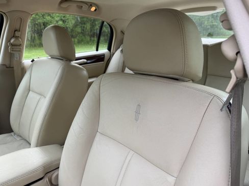Used 2006 Lincoln Town Car Signature Limited RWD image 10