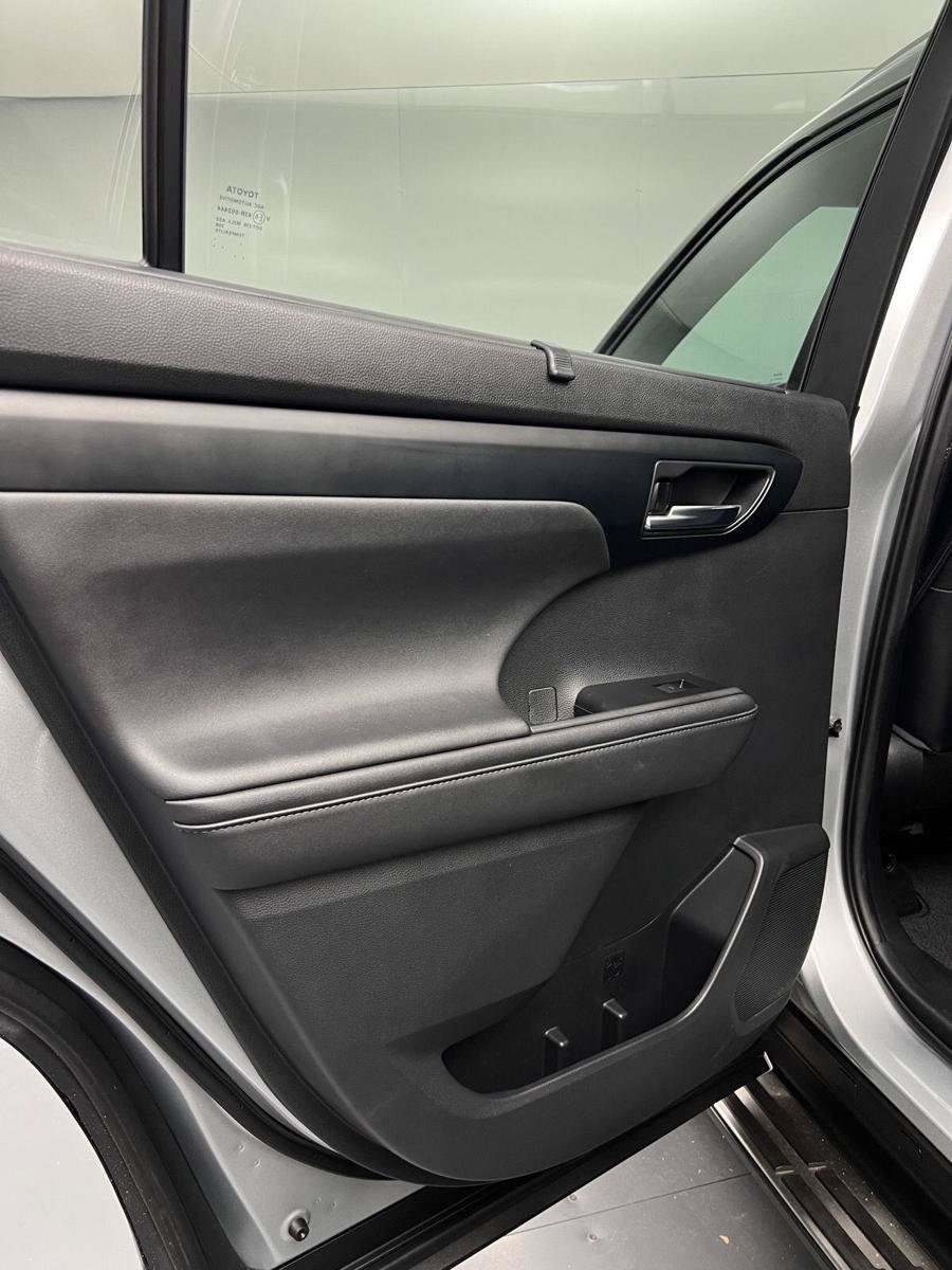Used 2020 Toyota Highlander XLE FWD image 23
