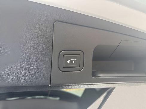 Used 2025 Cadillac XT5 Premium Luxury image 11