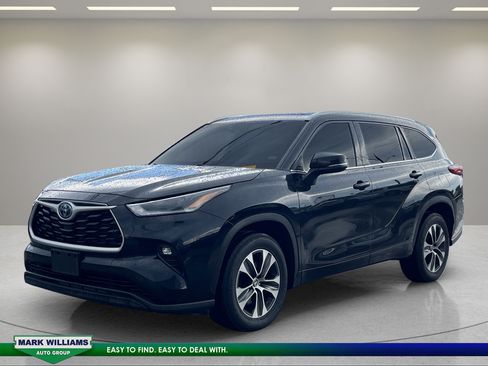 Used 2021 Toyota Highlander XLE AWD/4WD image 3