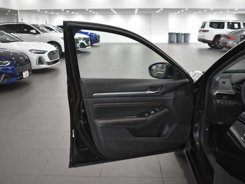 Used 2023 Nissan Altima 2.5 SR AWD/4WD image 9