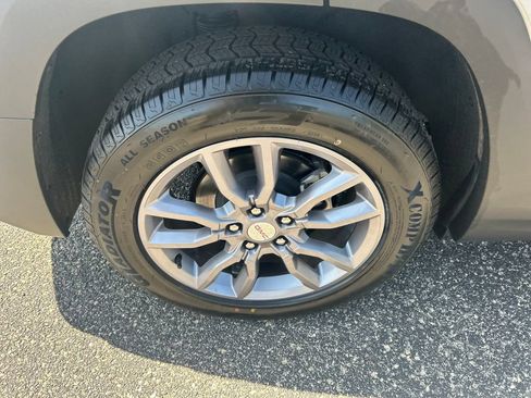Used 2024 GMC Terrain SLT AWD/4WD image 40