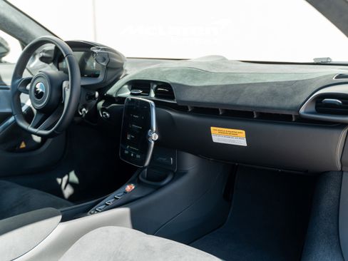 Used 2025 McLaren Artura image 28