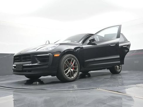 Certified 2023 Porsche Macan S AWD/4WD image 28