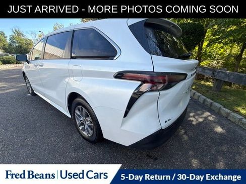 Used 2025 Toyota Sienna XLE FWD image 6