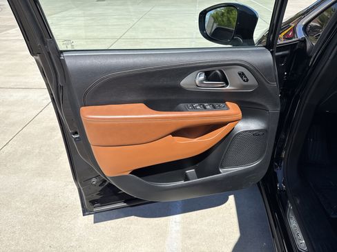 Used 2024 Chrysler Pacifica Pinnacle FWD image 14