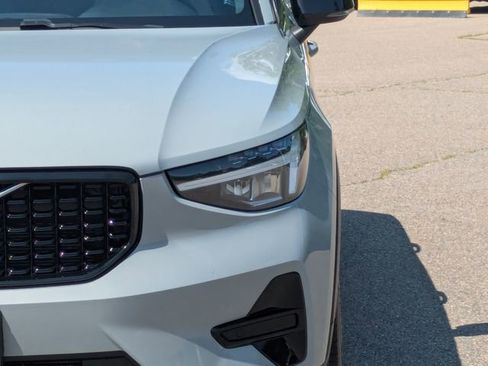 Used 2024 Volvo XC40 B5 Core image 13