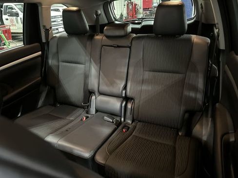 Used 2017 Toyota Highlander LE image 27