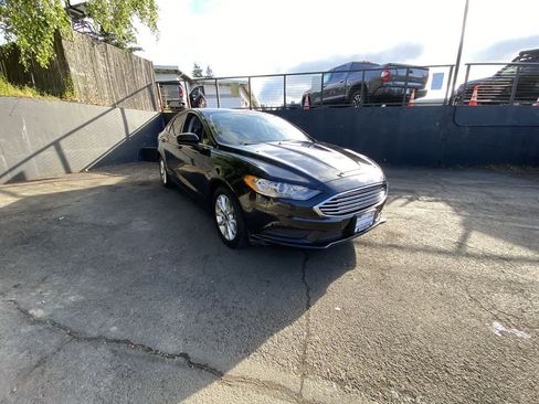 Used 2017 Ford Fusion SE FWD image 8
