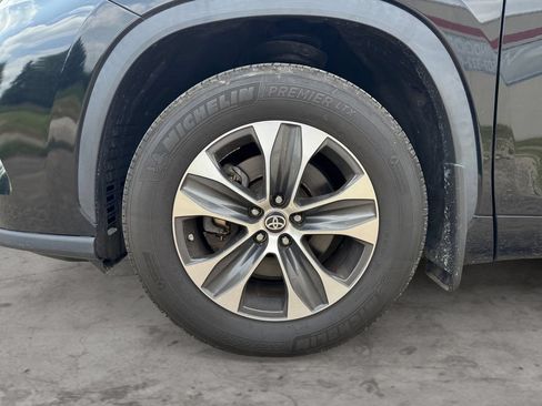 Used 2023 Toyota Highlander XLE AWD/4WD image 9