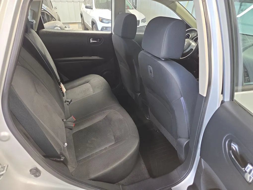 Used 2015 Nissan Rogue S FWD image 18