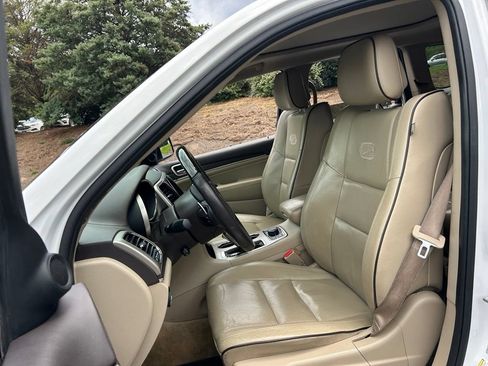 Used 2017 Jeep Grand Cherokee Overland w/ Jeep Active Safety Group AWD/4WD image 41