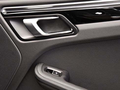 Used 2025 Porsche Macan image 52