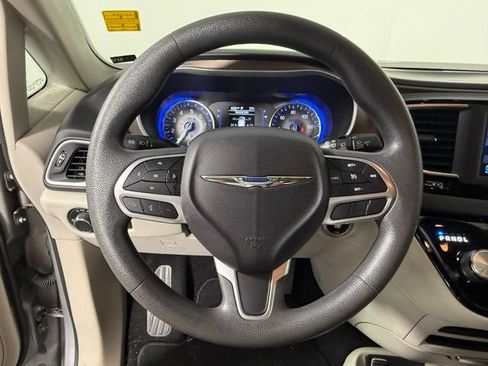 Used 2018 Chrysler Pacifica L FWD image 17