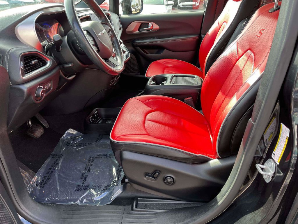 Used 2020 Chrysler Pacifica Limited w/ Quick Order Package 27H Red S FWD image 16