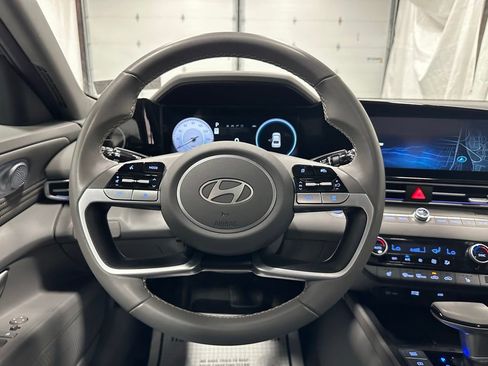 Used 2025 Hyundai Elantra SEL FWD image 18