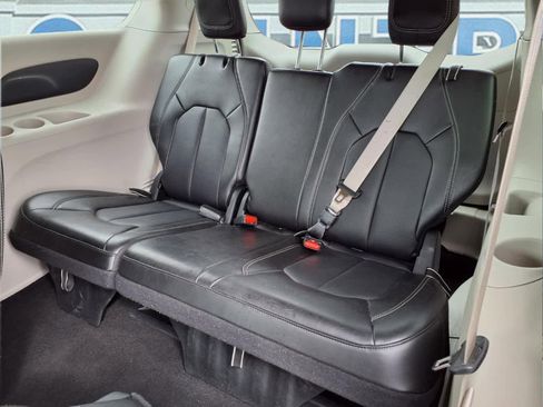 Used 2024 Chrysler Pacifica Touring-L FWD image 11