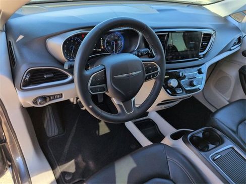 Used 2023 Chrysler Pacifica Touring-L image 11